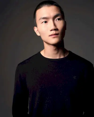 Ryan Park omfamnar diskret elegans i en tidlös svart Calvin Klein-tröja, som förkroppsligar minimalistisk sofistikering.