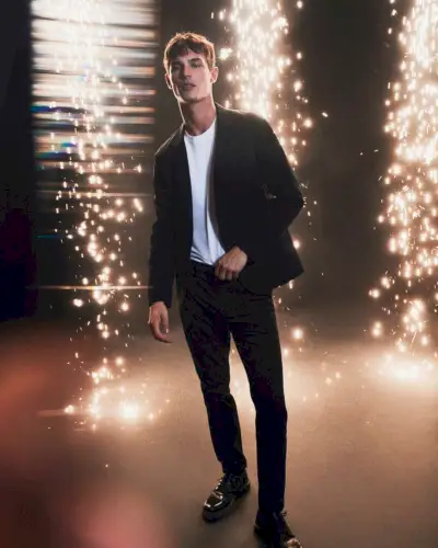 Calvin Klein připíjí na klasickou eleganci s reklamou na svátky 2023