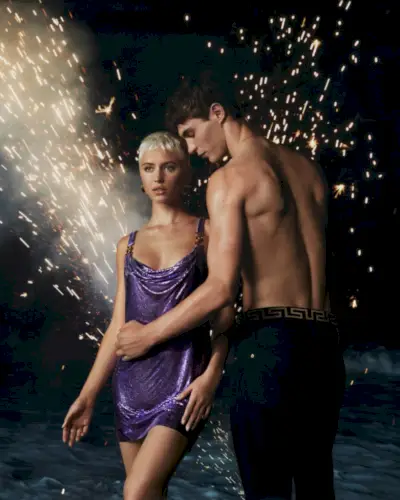 Iris Law a Kit Butler hviezdia v kampani na vôňu Versace Dylan Purple.