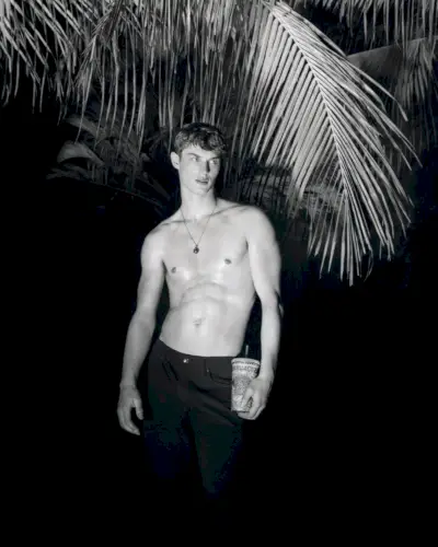 Kit Butler hviezdy v kampani Versace Dylan Purple