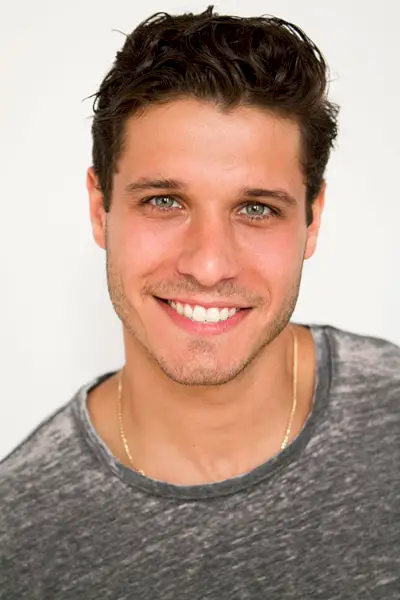 Cody Calafiore pozuje do cyfrowej aktualizacji