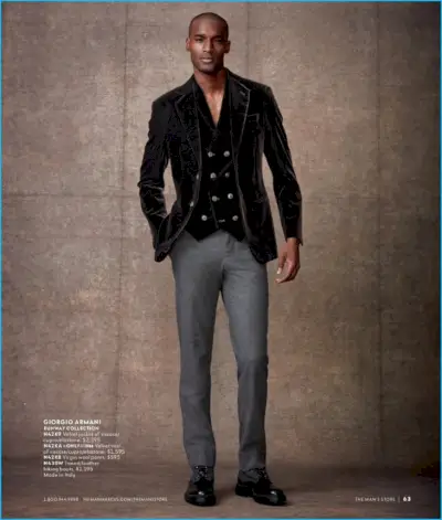 Corey Baptiste vilki aksominę liemenę ir bliuzoną su vilnonėmis kelnėmis iš Giorgio Armani.