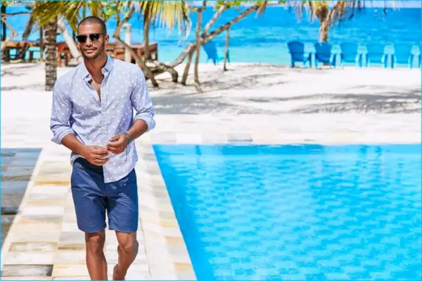 Nathan Owens fångar stilen på en sommarsemester i en prickig skjorta och smarta shorts.