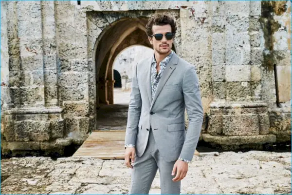 Paul Kelly går för en tidlös appell i en grå tvåknappsdräkt från Bonobos.