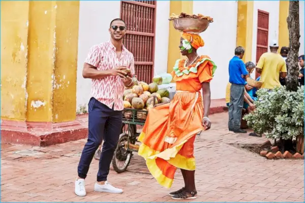 Iförd en rosa Ikat-skjorta med marinblå joggingbyxor utforskar Nathan Owens Cartagena, Colombia med Bonobos.