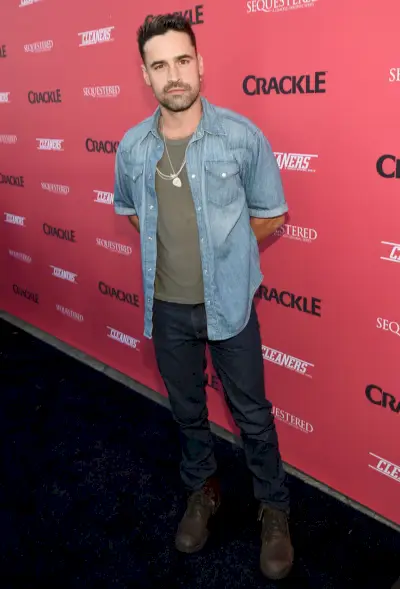 Acteur Jesse Bradford draagt ​​een spijkershirt met korte mouwen tijdens het Crackle Presents: Summer Premieres Event op 14 augustus.