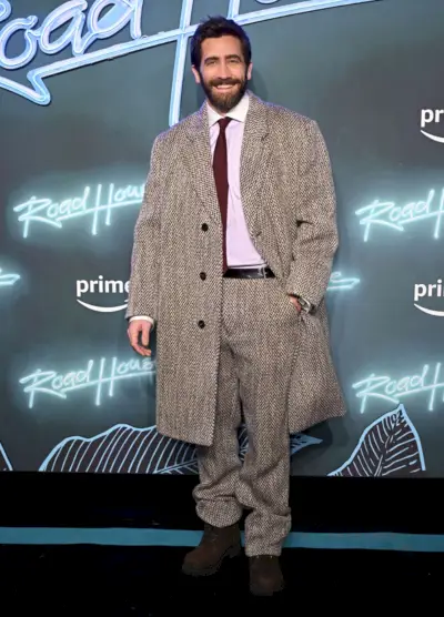 Jake'as Gyllenhaalas per Londono „Road House“ premjerą vilki tvido drabužį iš Prada.