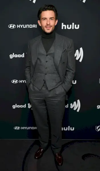 Jonathanas Bailey 35-ajame GLAAD Media Awards ceremonijoje vilki 3 dalių Dunhill kostiumą su vėžiu.