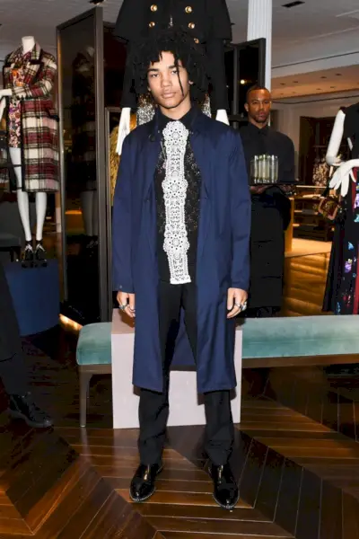 Model Luka Sabbat afgebeeld in een Burberry-look.