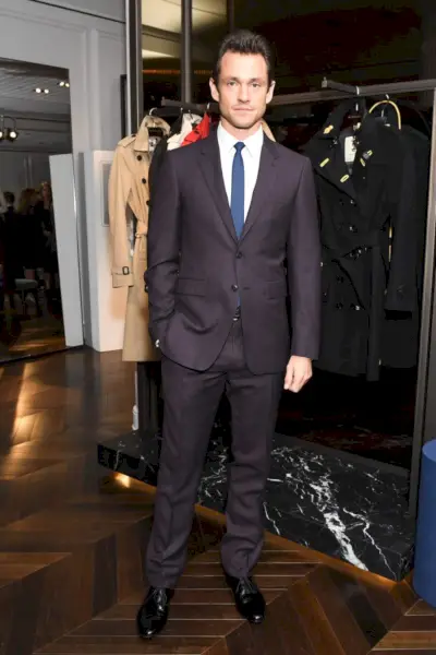 Acteur Hugh Dancy is een kleermakersfiguur in Burberry-kostuum.