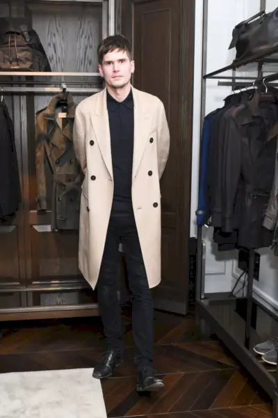 Model werd DJ Jamie Burke in een Burberry-jas met dubbele rij knopen.