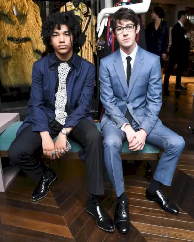 Model Luka Sabbat sluit zich aan bij acteur Alex Sharp voor foto's.