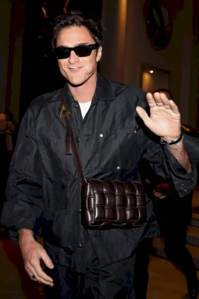 Jacob Elordi opouští svůj hotel během Milan Women