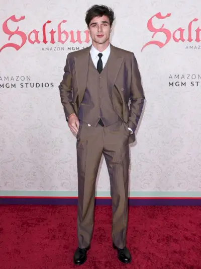 Jacob Elordi si na premiéře Saltburn v Los Angeles vystřihne ráznou postavu v souboru Burberry.