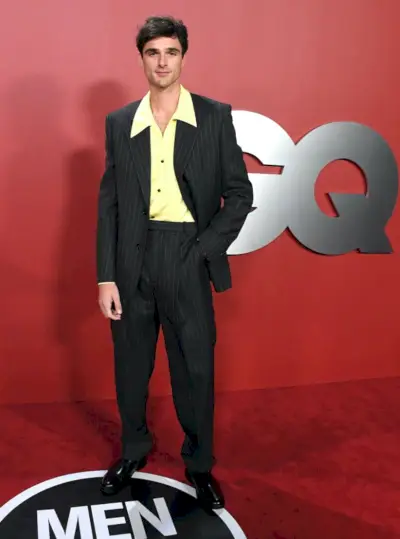 Jacob Elordi učinil odvážné prohlášení na udílení cen GQ Men of the Year 2023 v zakázkovém tmavě šedém vlněném kostýmku Bottega Veneta s jednořadým sakem na tři knoflíky, širokými nohavicemi a zářivou tekutou viskózou v ananasovém odstínu. keprová košile, která dodává retro šmrnc.