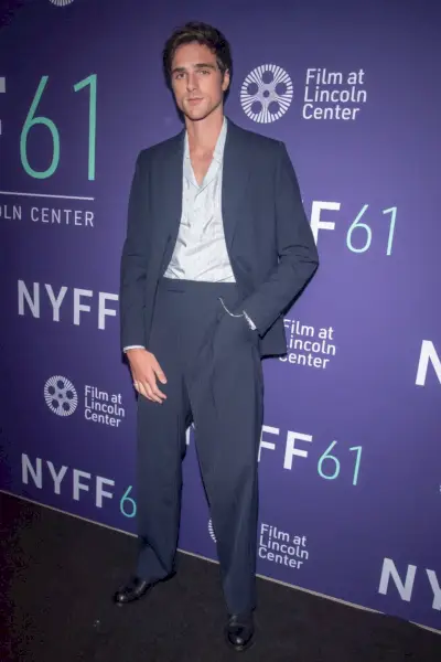 Na 61. ročníku filmového festivalu v New Yorku pro Priscillu vládne na červeném koberci Jacob Elordi s decentní elegancí v uvolněném proužkovaném obleku a rozepnuté košili, ztělesňující moderní pojetí klasického obleku.