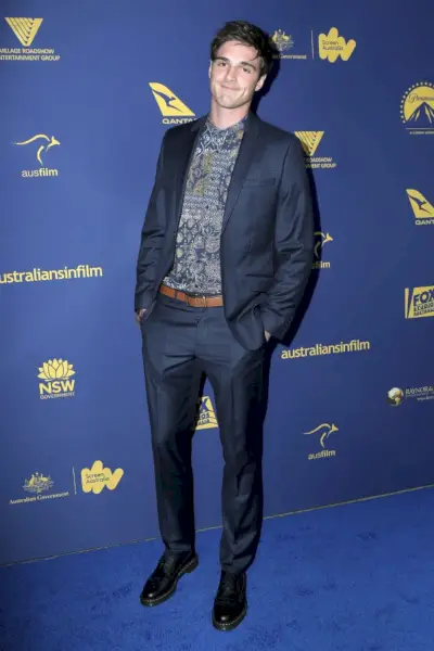 Jacob Elordi přináší dotek svého jedinečného stylu na Australany ve filmových cenách, obléká si na míru šitý kostkovaný oblek s bohémským nádechem, s laskavým svolením paisley košile s límečkem a komplet zakončuje klasickými černými kalhotami.