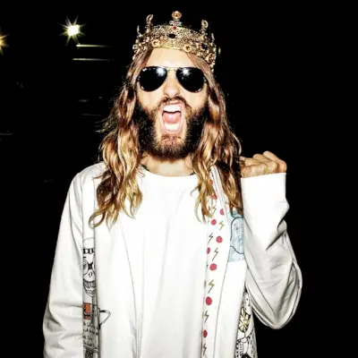 ジャレッド・レトはレギンスとドルチェ＆ガッバーナのクラウンを着用