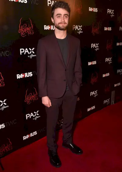 Rilassato in bordeaux, Daniel Radcliffe ha abbinato un abito dal taglio slim con una semplice t-shirt per la premiere di Los Angeles di