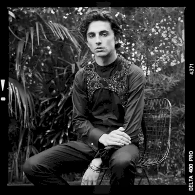 Timothée Chalamet optræder på et sort-hvidt billede og ifører sig sit Golden Globes-look fra 2019.