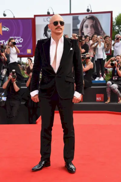 Il calvo James Franco colpisce il tappeto rosso in Gucci