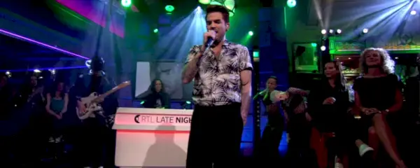 Adam Lambert nastopa v črno-beli srajci s tropskim potiskom MSGM