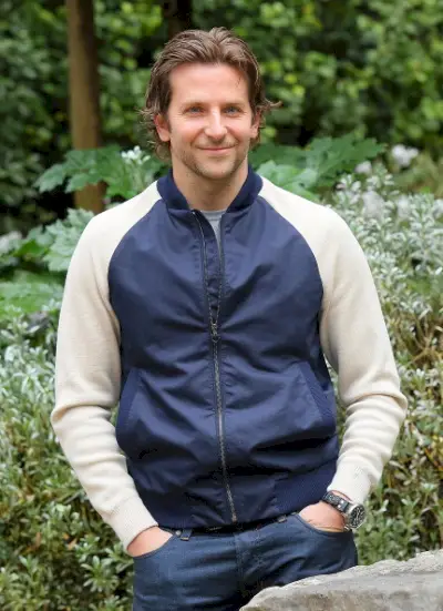 Bradley Cooper Sports Salvatore Ferragamo do fotokomórki „Poradnik pozytywnego myślenia”.