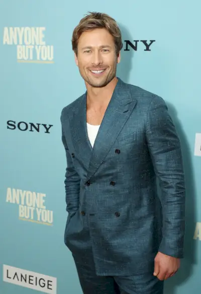 Glen Powell overværer premieren i New York på sin seneste film, Anyone But You.