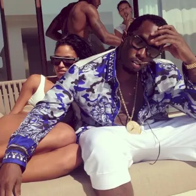 Stiliaus laikrodis: Diddy su Versace skara ir Camo-print marškinėliais