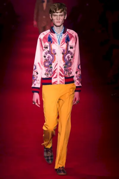 Gucci stawia na odrobinę różu w swojej haftowanej jedwabiu kurtce bomber na jesień-zimę 2016.