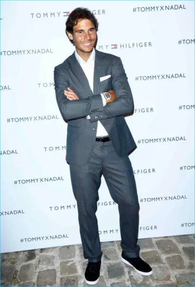 Rafael Nadal obleče sivo obleko, ko pozira za fotografije pri Tommyju Hilfigerju