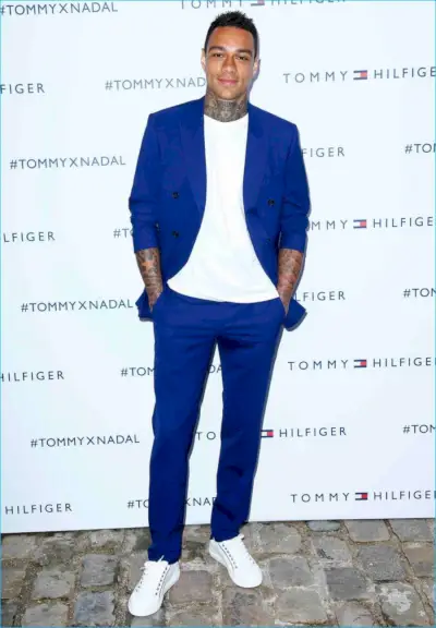 Gregory van der Wiel nosi kraljevsko modro obleko Tommy Hilfiger z belimi supergami.