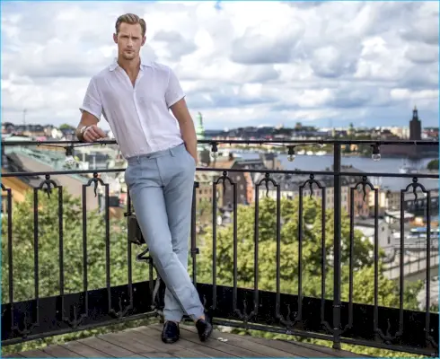 Alexander Skarsgård spája svoju elegantnú ľanovú košeľu s krátkym rukávom od Vince s párom skladaných nohavíc.