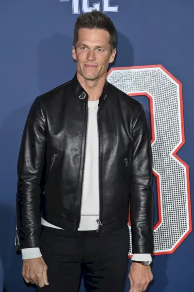 Tom Brady kommer med en elegant uttalelse i en Tom Ford nappa plonge kaféracerjakke på Los Angeles-premieren på 80 for Brady.