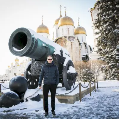 Preparando-se para o frio russo, Ryan Reynolds usa uma jaqueta Moncler acolchoada com jeans justos Tyler da J Brand em tênis Clancy e Louis Leeman.