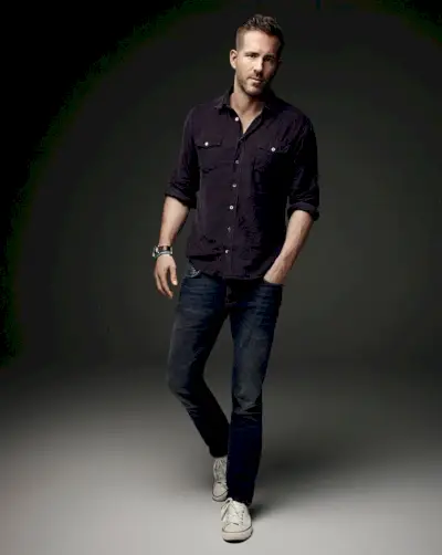 Fotografado por Art Streiber para a revista Empire, Ryan Reynolds usa uma camisa casual de dois bolsos, jeans desgastados e tênis branco.