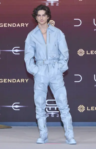 Timothée Chalamet fait une déclaration dans une combinaison en cuir bleu poudré JUUN.J pour une conférence de presse Dune: Part Two en Corée du Sud.