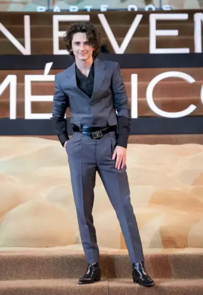 Le 6 février 2024, Timothée Chalamet a assisté à la première de Dune : Part Two à Mexico, vêtue d'un look tailleur moderne signé Prada.