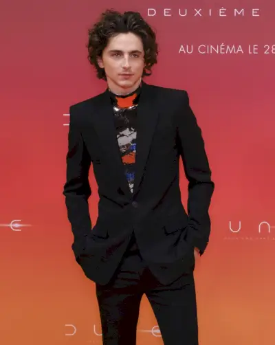 Timothée Chalamet porte la couture Givenchy lors d'une projection de fans de Dune : Partie 2 à Paris, France.