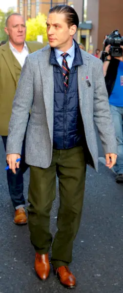 톰 하디, 로크 월드 프리미어에서 머리를 뒤로 넘기다