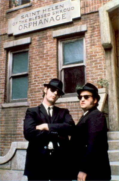 Dan Aykroyd i John Belushi noszą okulary przeciwsłoneczne Ray-Ban Wayfarer z 1980 r