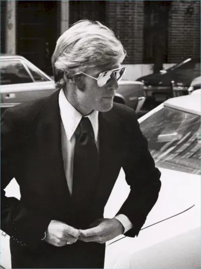 Ikona Hollywood Robert Redford nosi lustrzane okulary przeciwsłoneczne Ray-Ban.