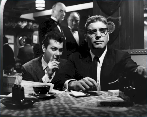 W filmie Sweet Smell of Success z 1957 roku występuje Ray-Ban