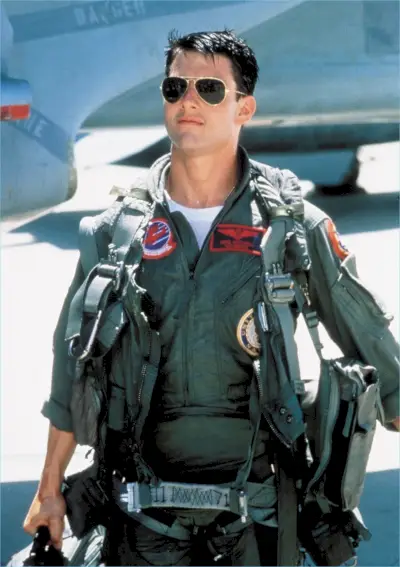 Tom Cruise gra Mavericka w filmie Top Gun z 1986 roku. Nosi okulary przeciwsłoneczne Ray-Ban Aviator.