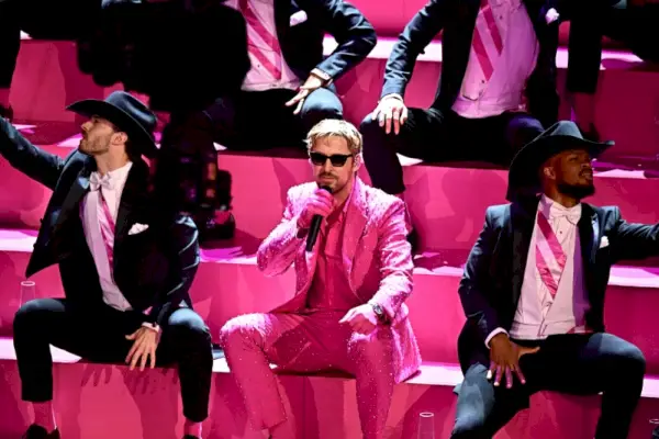 Ryan Gosling brille en Gucci pour 'I'm Just Ken' aux Oscars