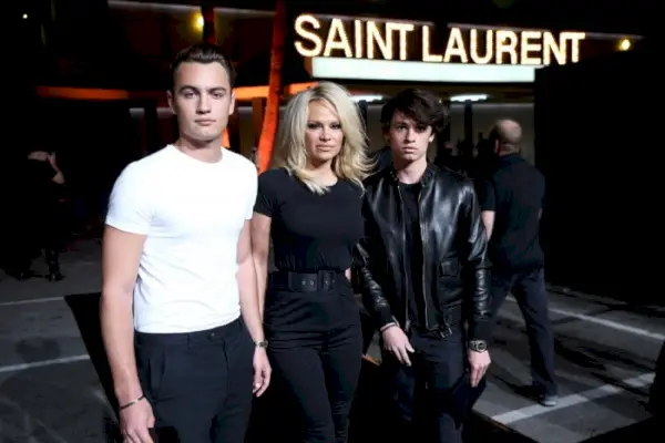 パメラ・アンダーソンと息子のブランド・リーとディラン・リーがサンローランで