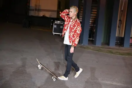 ジャスティン ビーバー スケートボード 004 2016 画像サン ローラン ショー