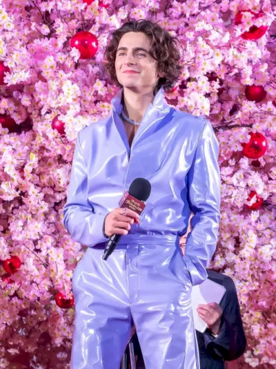 In un mare di fiori di ciliegio, Timothée Chalamet appare radioso in un abito Prada in ciré color lavanda alla première di Wonka a Tokyo.