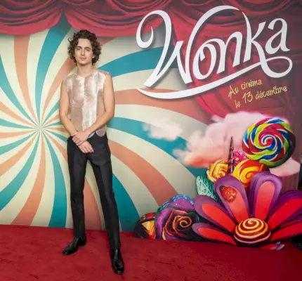 Timothée Chalamet abbaglia con un top scintillante di perline di Tom Ford alla première parigina di Wonka.