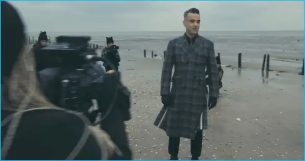 Robbie Williams Rocks Thom Browne kostkovaný kabát pro hudební video „Love My Life“.